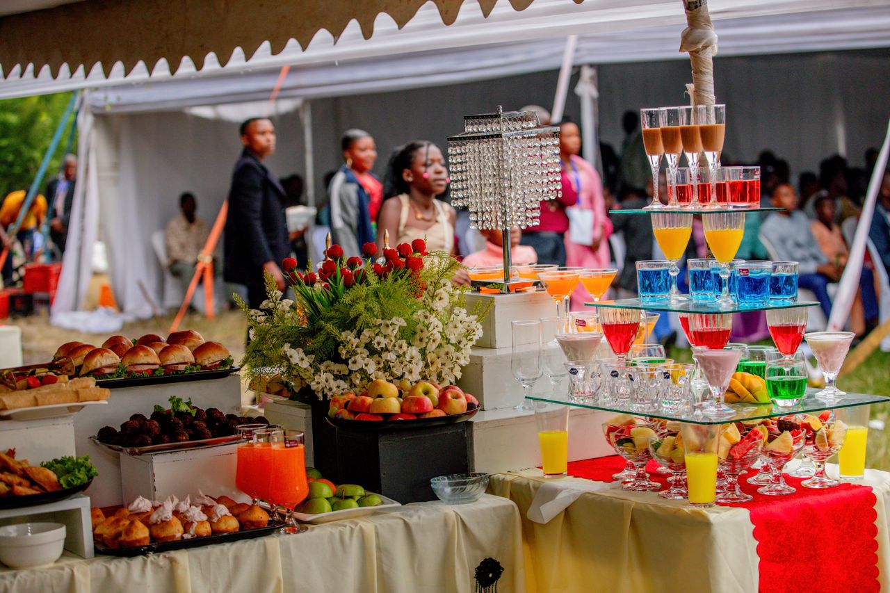 Book The Best Wedding Caterers in Hyderabad -Santript Caterers Elegant outdoor buffet setup with vibrant drinks and food at a wedding event.